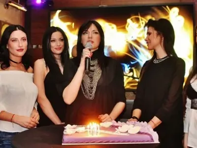 Жени Калканджиева мъкне кашони с алкохол ЧРД