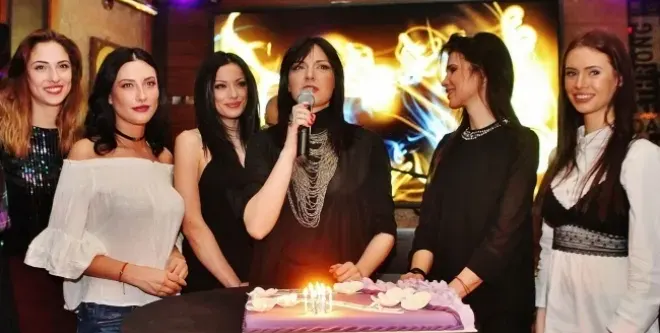 Жени Калканджиева мъкне кашони с алкохол ЧРД