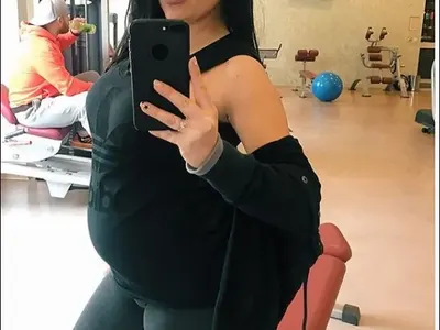 Лили Клюкарката бременна на фитнес