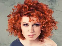 Люси Дяковска практикувала групови креватни изпълнения! Обожава и палавите играчки (Подробности)