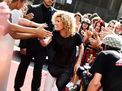 Люси Дяковска се прави на дизайнер, рисува хотел, построен от стари корабни контейнери