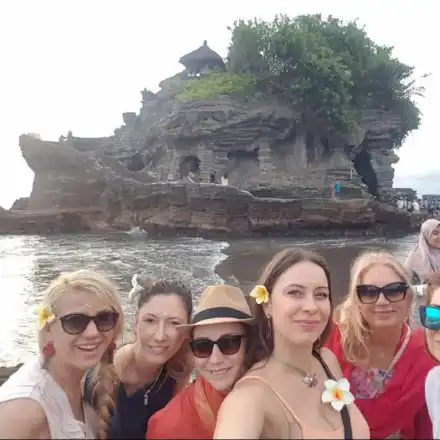 Маги на Слави се фука от Бали