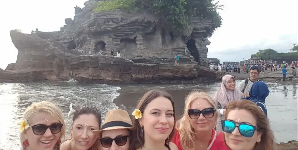 Маги на Слави се фука от Бали