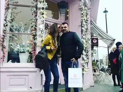 Малкият Канар не се отделя от Джена