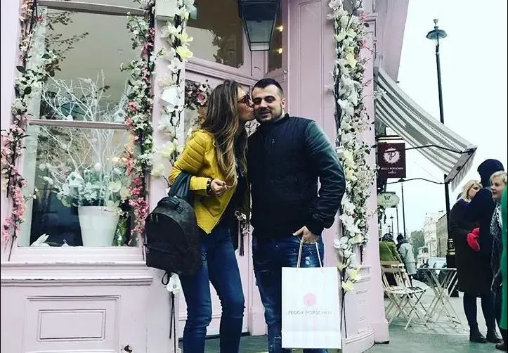Малкият Канар не се отделя от Джена