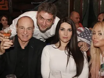 Митко Пайнера отбеляза 65-ия си юбилей с пищен банкет! Празнува с рок (СНИМКИ)