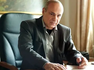 Митко Пайнера продава екскурзии (Хвана и певиците да му помагат)