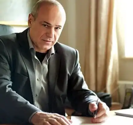 Митко Пайнера продава екскурзии (Хвана и певиците да му помагат)