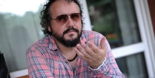 Напълно трезвен, Калин Терзийски пише в кафене като Хемингуей