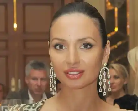 Наталия Гуркова върл фен на Владимир Путин (Манекенката носи блузи с неговия лик)