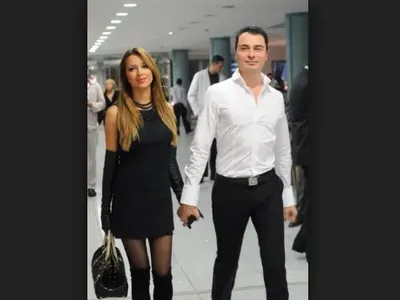 Ники Пилето глези дъщеря си! Шефът на „Неро” носи на ръце и жена си