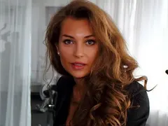 Никол Станкулова хапва шоколад на корем