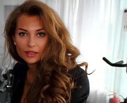 Никол Станкулова хапва шоколад на корем