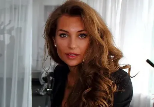 Никол Станкулова хапва шоколад на корем