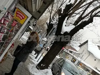 Папарашки снимки! Деси Банова избира мартеници за Плевнелиев