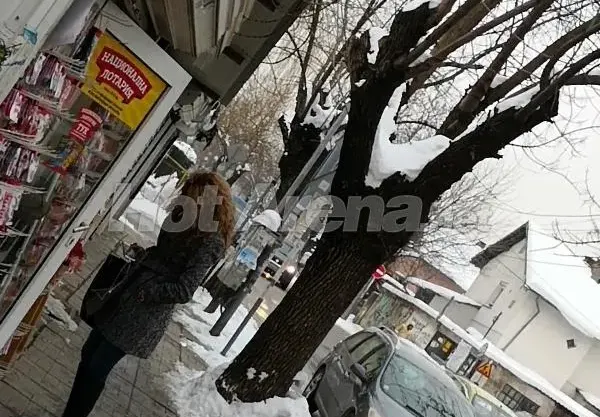 Папарашки снимки! Деси Банова избира мартеници за Плевнелиев
