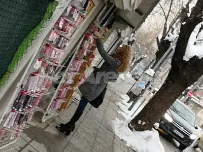 Папарашки снимки! Деси Банова избира мартеници за Плевнелиев