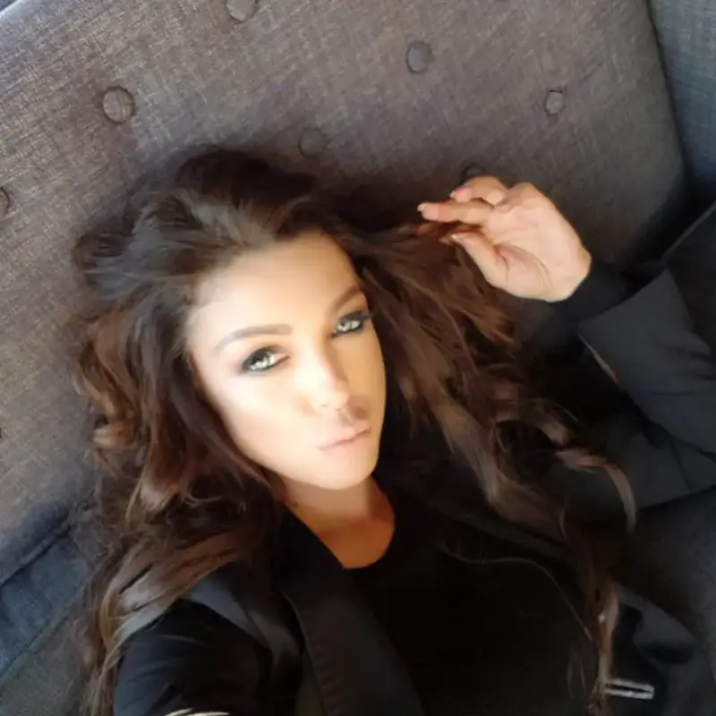 Първо в HotArena! Емануела си тунингова джуките