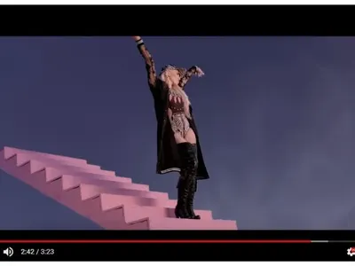 Поп певицата Невена Пейкова изкопира чалга гилдията (ФОТО ФАКТИ)