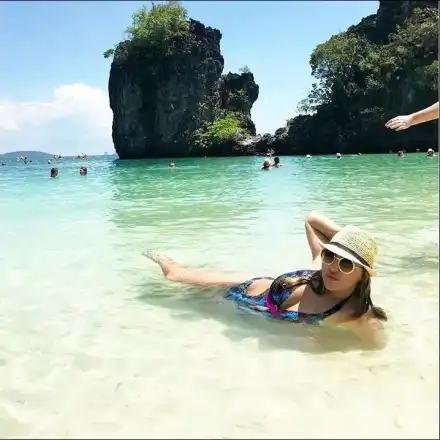 Рени с тузарска ваканция в Тайланд (Показа знойно тяло на плажа)