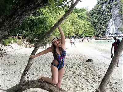 Рени с тузарска ваканция в Тайланд (Показа знойно тяло на плажа)