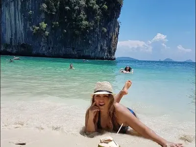 Рени с тузарска ваканция в Тайланд (Показа знойно тяло на плажа)