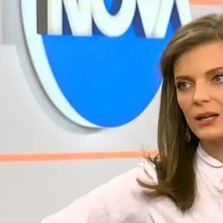 Синоптичка на „Нова” яде червеи и и щурци