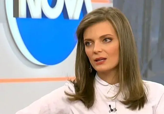 Синоптичка на „Нова” яде червеи и и щурци