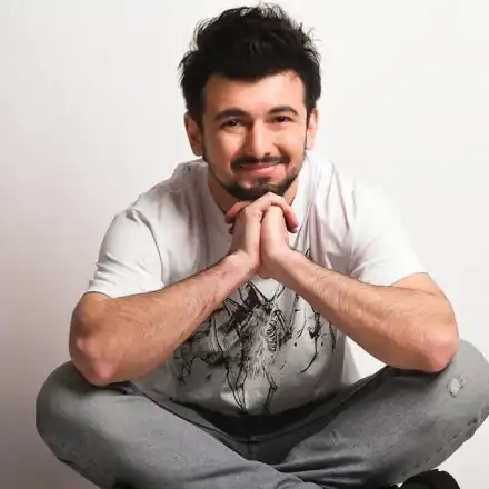 Славин Славчев от „Х Фактор”  живее с мъж