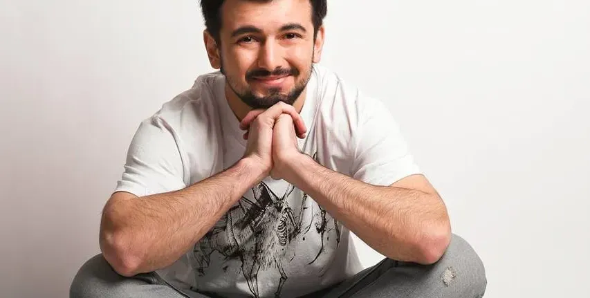 Славин Славчев от „Х Фактор”  живее с мъж