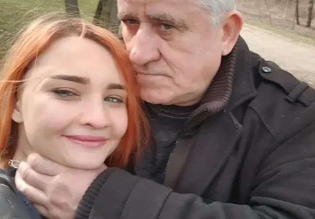 Тийнейджърка роди от 64-годишен дядо (СНИМКИ)