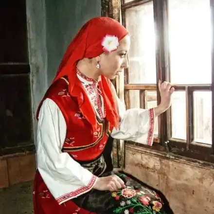 Топлес моделката Силвия Юрукова втрещи с патриотизма си! Облече се в българска носия