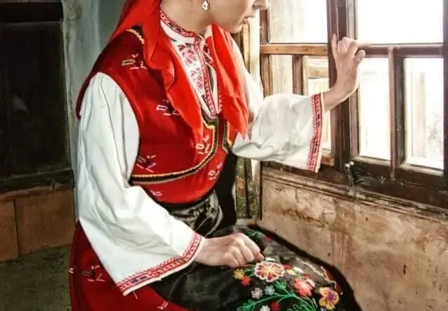 Топлес моделката Силвия Юрукова втрещи с патриотизма си! Облече се в българска носия