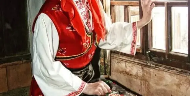 Топлес моделката Силвия Юрукова втрещи с патриотизма си! Облече се в българска носия