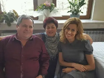 Веселин Маринов изрита поредната жена! Веска се утешава в село Златия с роднини на празна маса (Уникално фото)