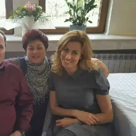 Веселин Маринов изрита поредната жена! Веска се утешава в село Златия с роднини на празна маса (Уникално фото)