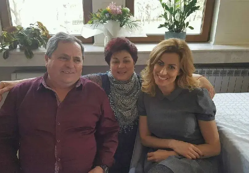 Веселин Маринов изрита поредната жена! Веска се утешава в село Златия с роднини на празна маса (Уникално фото)