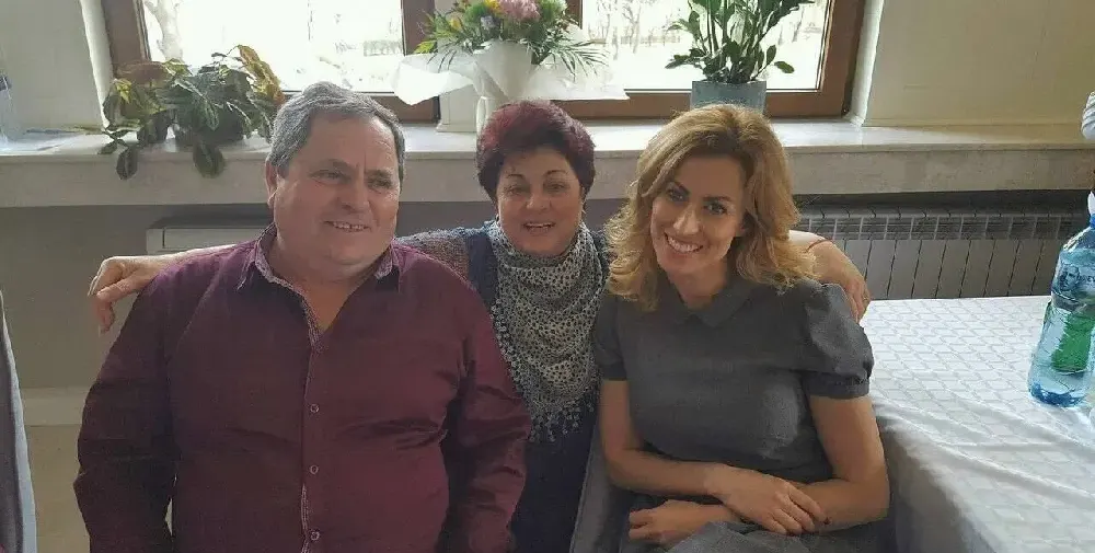 Веселин Маринов изрита поредната жена! Веска се утешава в село Златия с роднини на празна маса (Уникално фото)