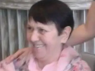 Веселин Маринов изрита поредната жена! Веска се утешава в село Златия с роднини на празна маса (Уникално фото)