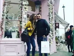 Малкият Канар не се отделя от Джена