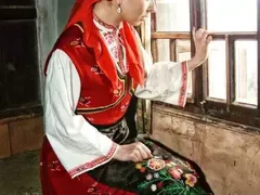 Топлес моделката Силвия Юрукова втрещи с патриотизма си! Облече се в българска носия