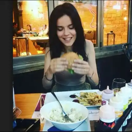 Звезда от „Революция Z” се тъпче с боклуци