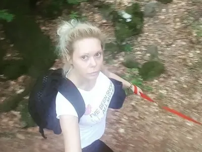 Албена Вулева продава бижута против уроки! Изработва аксесоари и рисува картини, които търгува за скромни суми в интернет