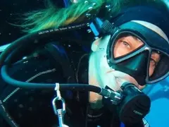 Алекс Раева снима акули на Малдивите