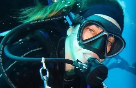 Алекс Раева снима акули на Малдивите