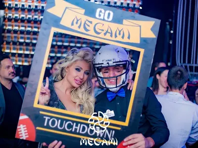 Американски футбол на сцената на Megami Club – Hotel Marinela