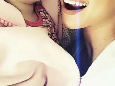 Анастасия на разходка с дъщеря си (папарашка снимка)