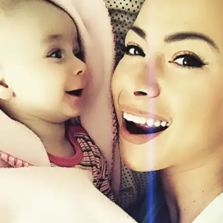 Анастасия на разходка с дъщеря си (папарашка снимка)