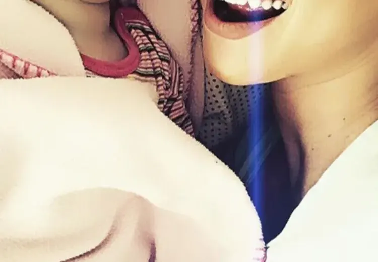 Анастасия на разходка с дъщеря си (папарашка снимка)