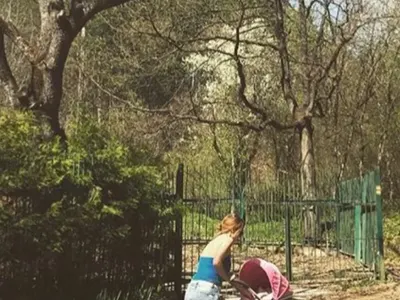 Анастасия на разходка с дъщеря си (папарашка снимка)